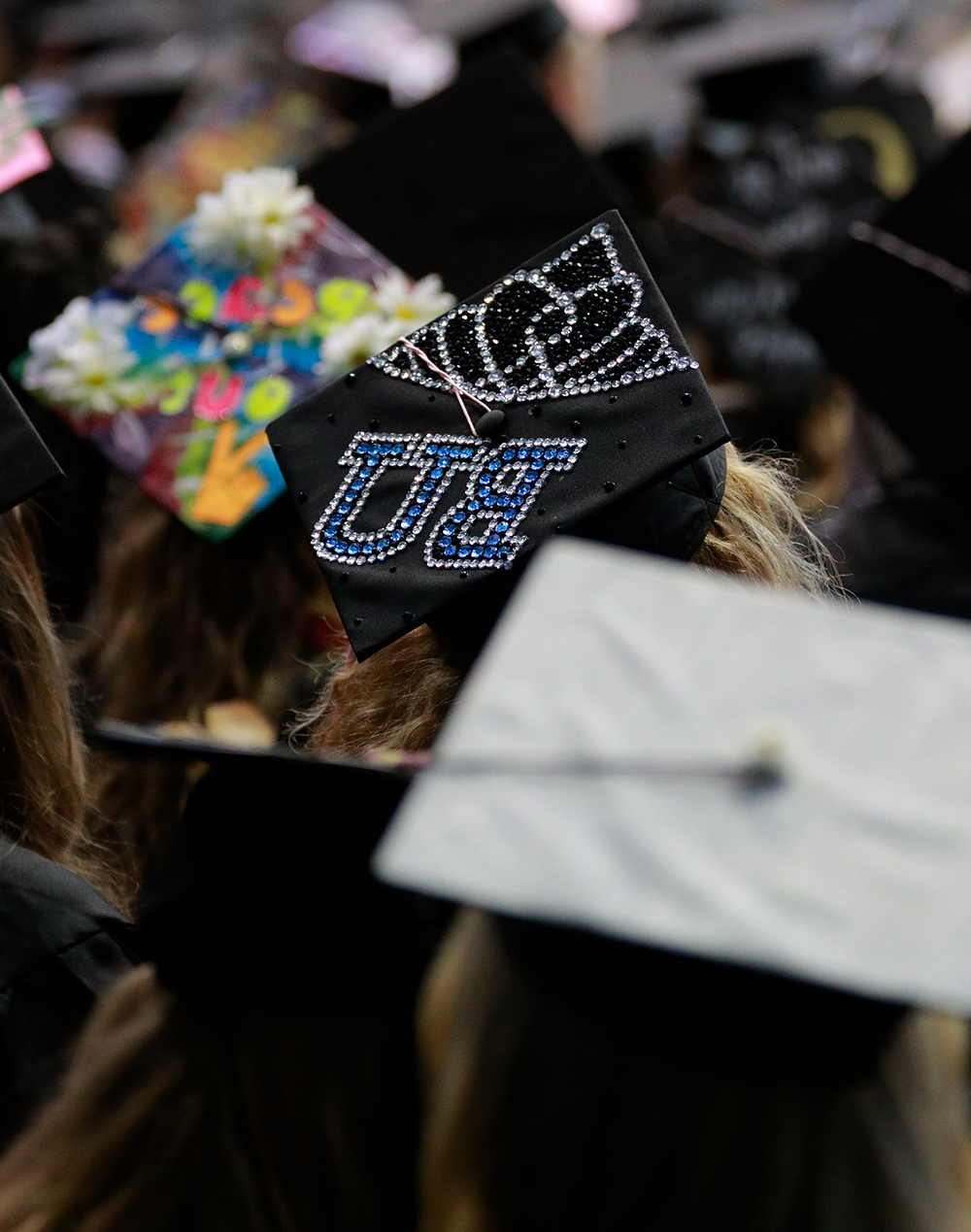 一顶饰有BU字样的毕业帽，闪闪发光